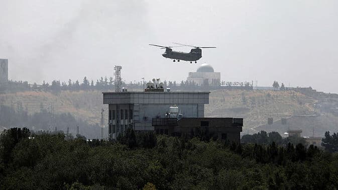 מסוק אמריקני מעל שגרירות ארה"ב ב קאבול אפגניסטן