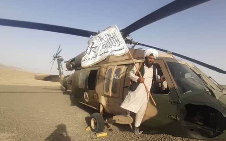 אפגניסטן לוחם טליבאן עם מסוק מ תוצרת אמריקנית ש הארגון תפס לכאורה ב בסיס חיל אוויר ב קנדהאר