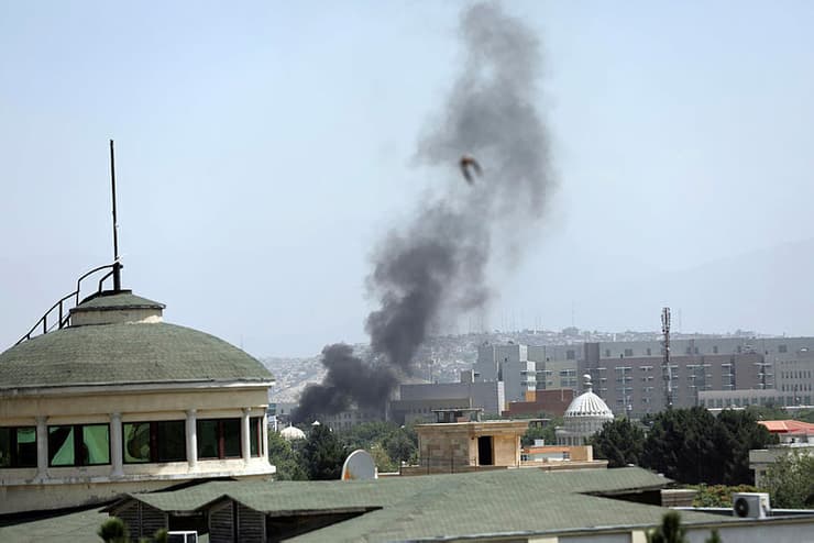 עשן בקרבת שגרירות ארה"ב ב קאבול אפגניסטן