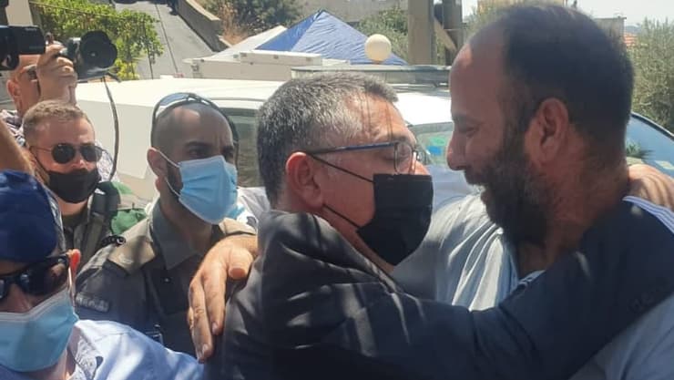 גדעון סער עם אחיו של הנרצח,  מבקר את משפחתו של הנרצח סאהר אסמאעיל