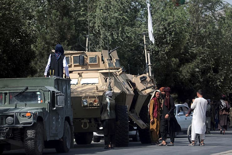 אפגניסטן לוחמי טליבאן ב קאבול שומרים על הדרך ל נמל התעופה