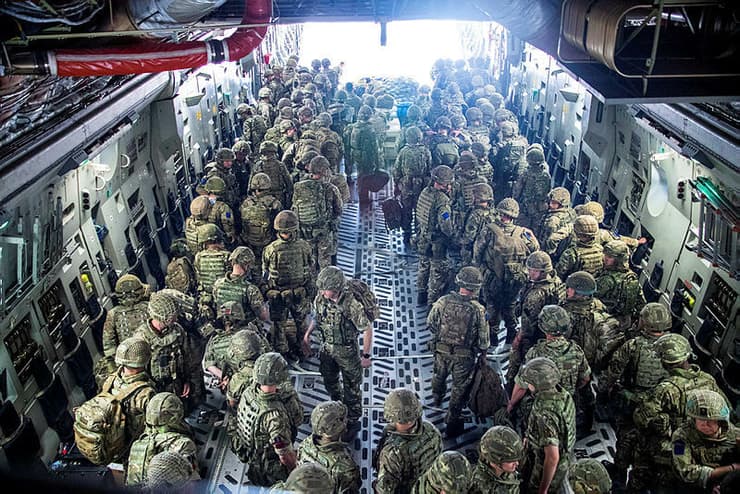 אפגניסטן קאבול כוחות בריטיים מגיעים לעזור ב פינוי הדיפלומטים והאזרחים אחרי השתלטות ה טליבאן