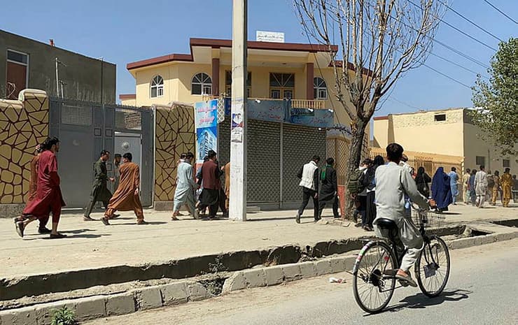 אפגניסטן קאבול אנשים צועדים ברגל ל נמל התעופה כדי לברוח מהמדינה אחרי השתלטות טליבאן