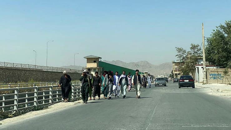 אפגניסטן קאבול אנשים צועדים ברגל ל נמל התעופה כדי לברוח מהמדינה אחרי השתלטות טליבאן