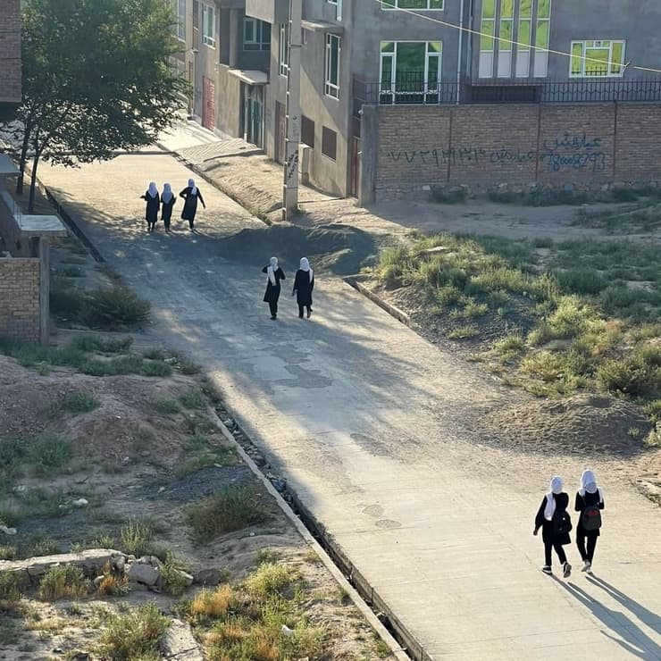 אפגניסטן קאבול ילדות הולכות ל בית הספר ביום הראשון תחת שלטון ה טליבאן