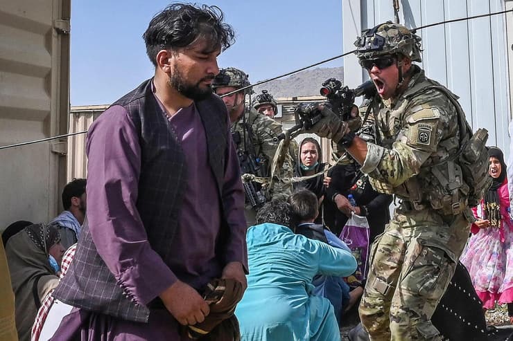 חייל אמריקני ב שדה התעופה ב קאבול אחרי השתלטות ה טליבאן אפגניסטן