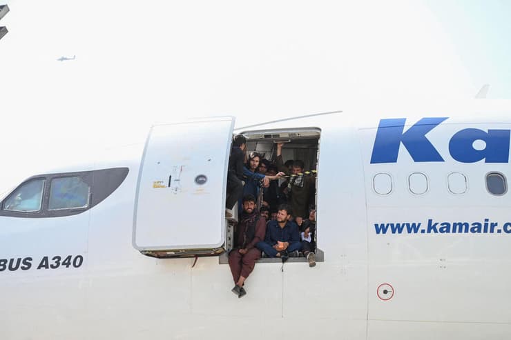 אפגנים ב שדה התעופה ב קאבול אחרי השתלטות ה טליבאן אפגניסטן