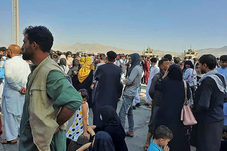אפגניסטן קאבול התקהלות ב נמל התעופה מנסים לברוח מהמדינה אחרי השתלטות טליבאן