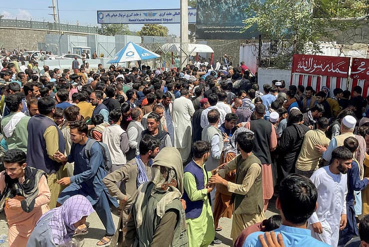 אפגניסטן קאבול אחרי השתלטות ה טליבאן מנסים להיכנס ל נמל התעופה קרזאי
