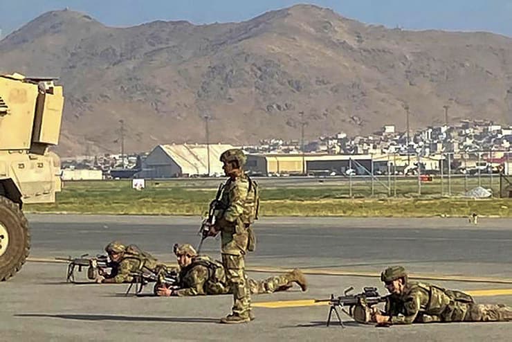 אפגניסטן חיילים של צבא ארה"ב מאבטחים את נמל התעופה קרזאי ב קאבול אחרי השתלטות ה טליבאן על העיר