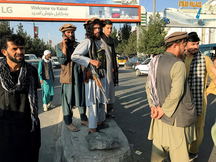 אפגניסטן קאבול אנשי טליבאן ליד נמל התעופה הבינלאומי על שם חמיד קרזאי יום אחרי ההשתלטות