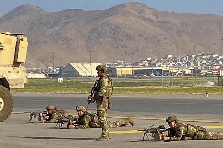חיילים אמריקנים ב שדה התעופה ב קאבול אפגניסטן