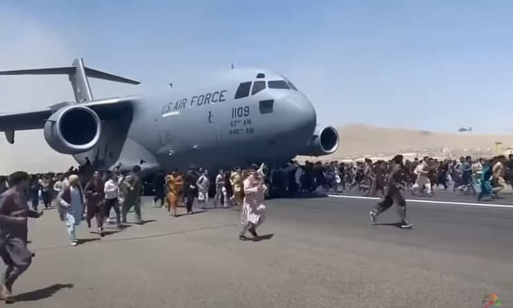 אפגניסטן קאבול נמל תעופה מטוס של צבא ארה"ב נוסע מפנה אפגנים מהמסלול הם נתלים