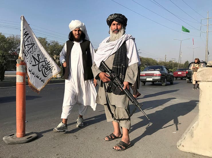 אפגניסטן קאבול אנשי טליבאן ליד משרד הפנים יום אחרי ה השתלטות