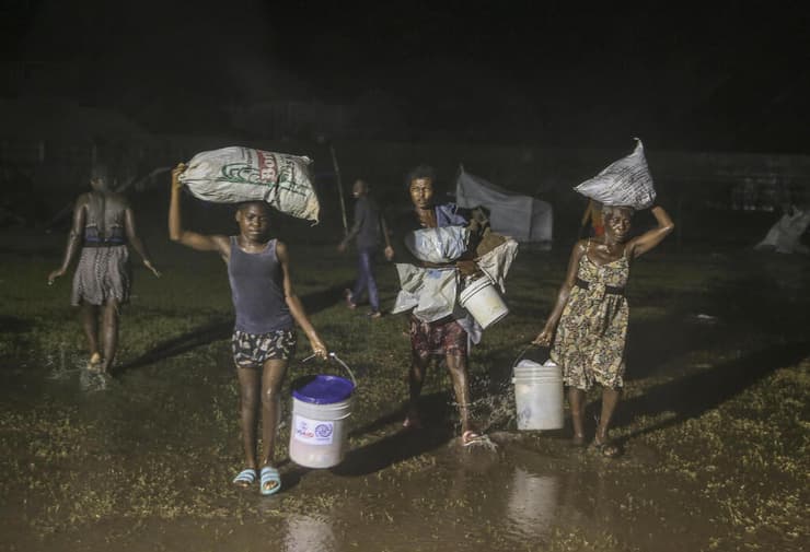 האיטי הרס רעידת אדמה רעש אדמה עקורים תחת הגשם של הסופה גרייס ב מחנה פליטים ב לה קאי