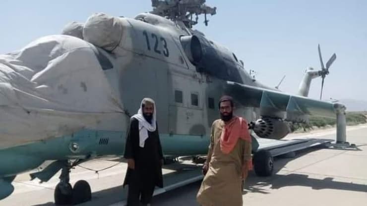 ה טליבאן עם מסוק של צבא אפגניסטן שדה התעופה ב קונדוז