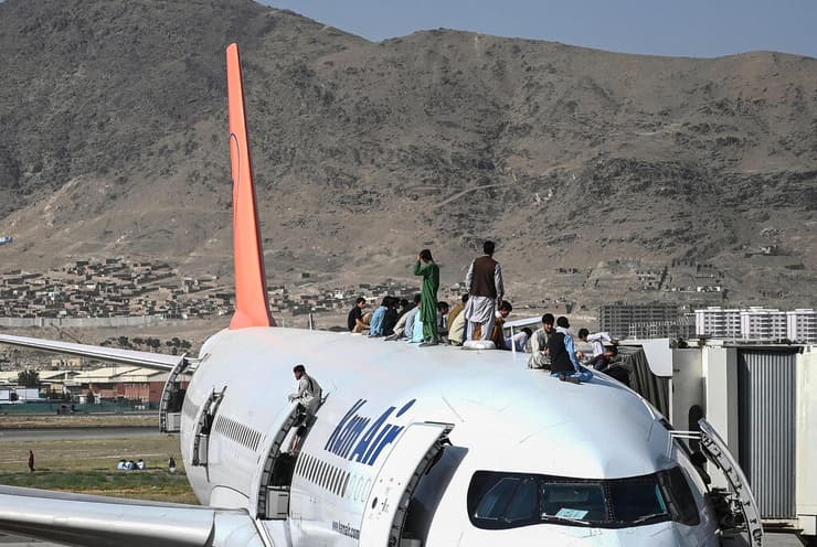 אפגניסטן קאבול נמל התעופה אחרי השתלטות ה טליבאן אפגנים ש טיפסו על מטוס מחכים ל חילוץ