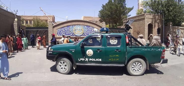 לוחמי טליבאן נוסעים בניידת משטרה הראת אפגניסטן