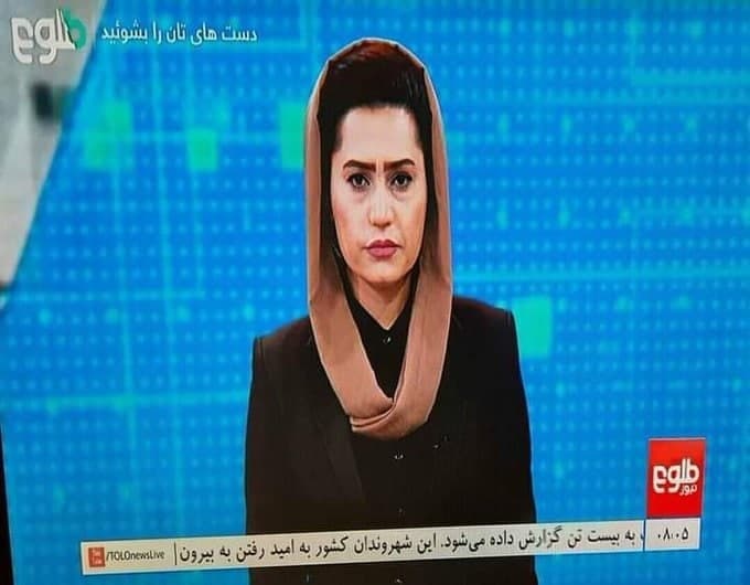 אפגניסטן ערוץ טלוויזיה Tolo החזיר נשים למסך אחרי יום הפסקה אחת מהן ראיינה איש הסברה של ה טליבאן