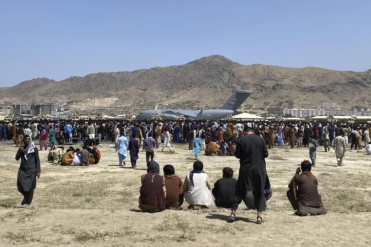 אפגניסטן קאבול נמל התעופה אחרי השתלטות ה טליבאן חיילי ארה"ב מול אזרחים אפגנים