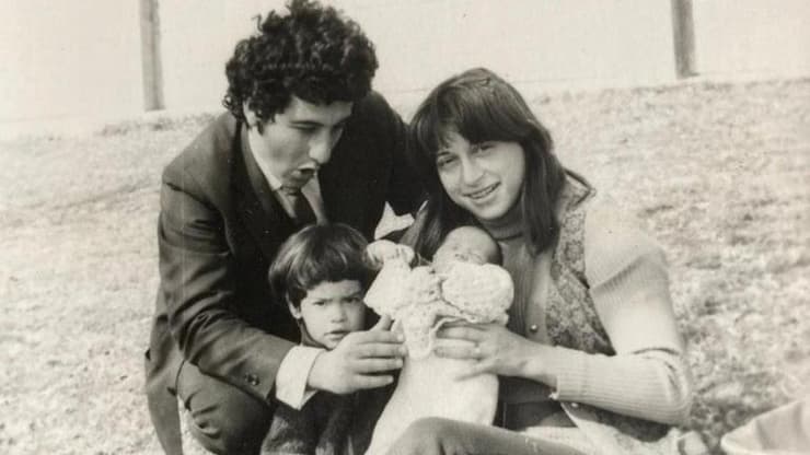 אלי אלי הורביץ עם אחותו והוריו