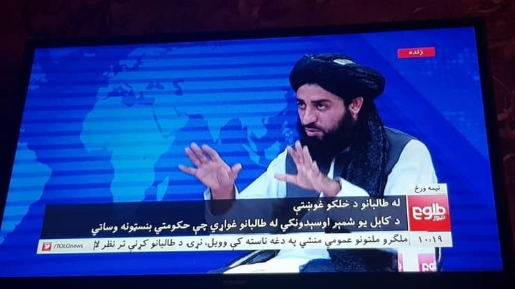 אפגניסטן ערוץ טלוויזיה Tolo החזיר נשים למסך אחרי יום הפסקה אחת מהן ראיינה איש הסברה של ה טליבאן