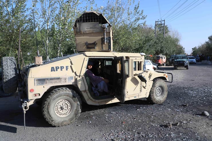 לוחמי טליבאן ב רכב של הכוחות האפגניים בעיר הראת אפגניסטן