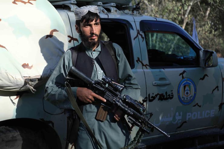 לוחם טליבאן עם רובה של הכוחות האפגניים בעיר הראת אפגניסטן
