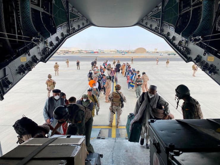 אזרחים אפגנים ו ספרדים עולים למטוס חילוץ בנמל התעופה ב קאבול אפגניסטן