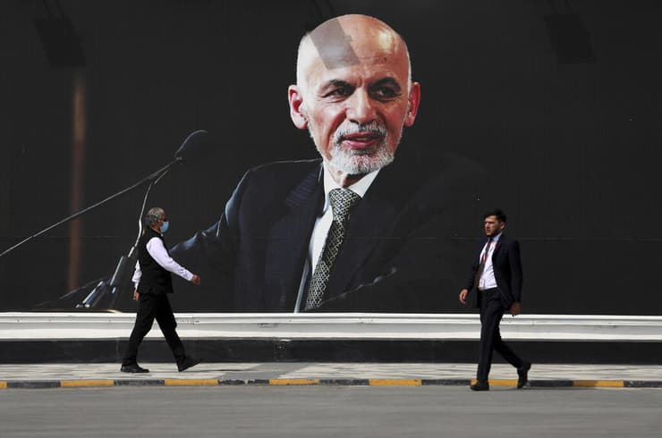 תמונתו של הנשיא הנמלט אשרף ראני נמל התעופה קאבול אפגניסטן 