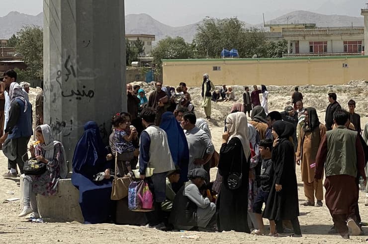 אזרחים אפגנים בכניסה לשדה התעופה ב קאבול אפגניסטן