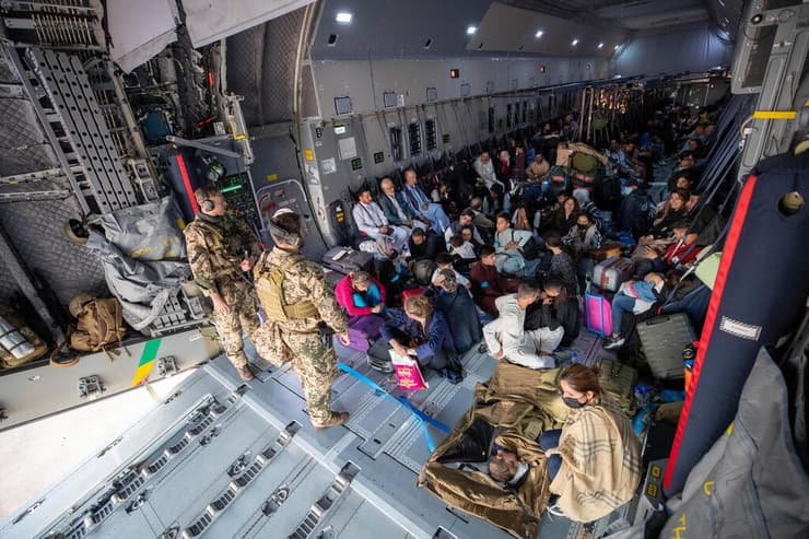 נוסעים במטוס צבאי של גרמניה שהמריא מ קאבול אפגניסטן
