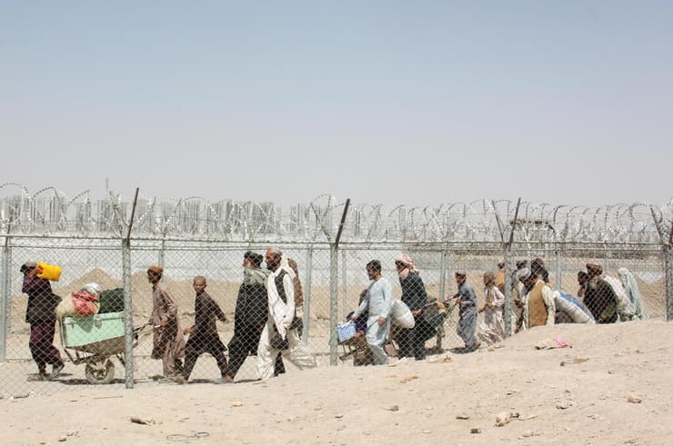 אזרחים מ אפגניסטן את ה גבול ל פקיסטן 