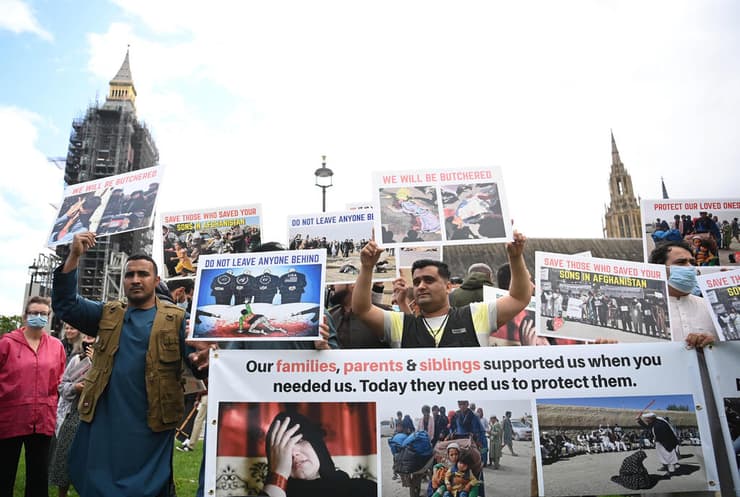 קריסת אפגניסטן הפגנות מול הפרלמנט ב לונדון בריטניה