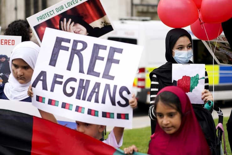 בריטניה לונדון אפגנים מפגינים אחרי השתלטות ה טליבאן על אפגניסטן