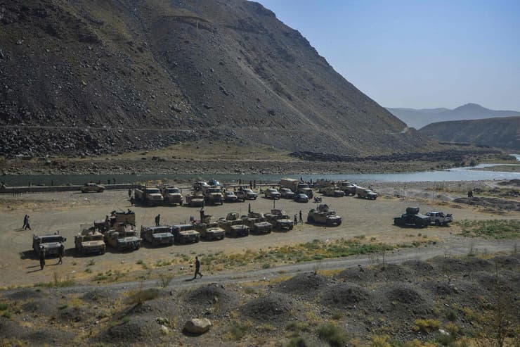 כוחות צבא אפגניסטן שנמלטו לפי דיווחים ב עמק פנג'שיר 
