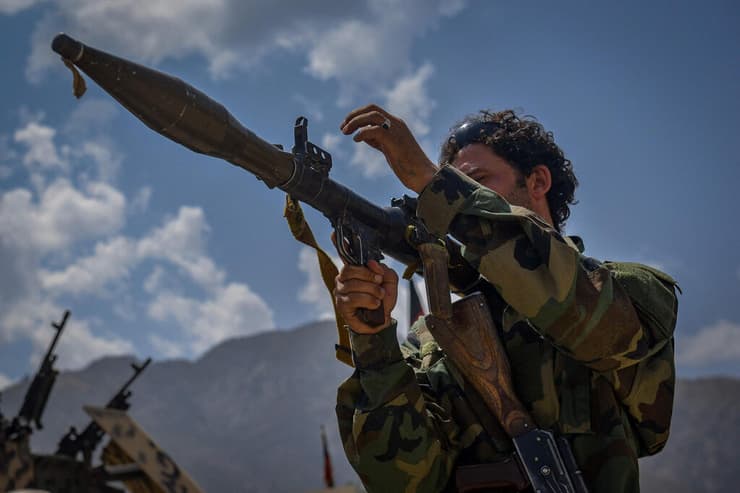 לוחם חמוש שתומך ב צבא אפגניסטן שקרס ב עמק פנג'שיר ב 19 באוגוסט