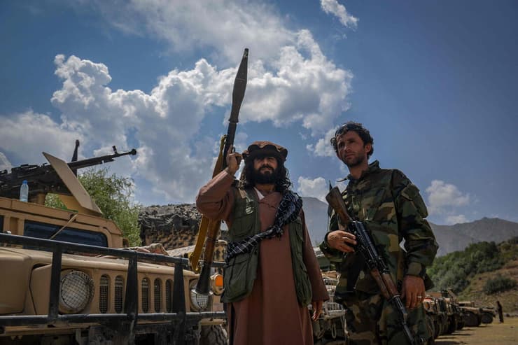 לוחמים חמושים שתומכים ב צבא אפגניסטן שקרס ב עמק פנג'שיר ב 19 באוגוסט