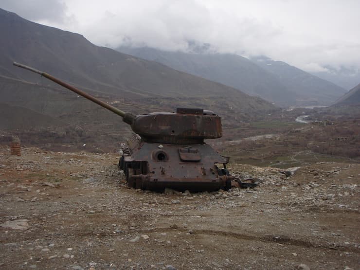 טנק סובייטי מחליד של ברית המועצות ב עמק פנג'שיר ב אפגניסטן