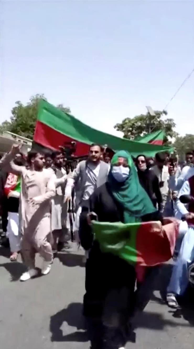 קאבול הפגנה מפגינים נגד ה טליבאן עם דגל אפגניסטן