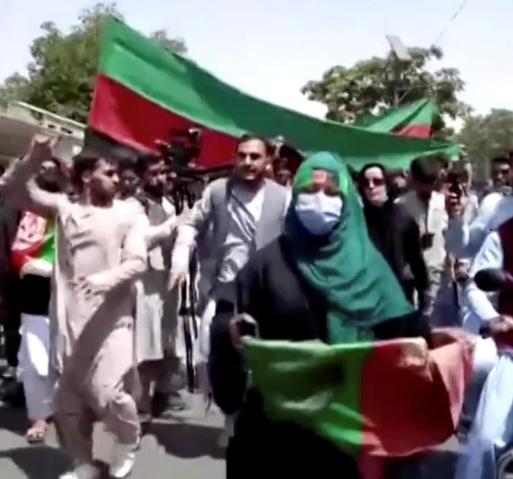 קאבול הפגנה מפגינים נגד ה טליבאן עם דגל אפגניסטן