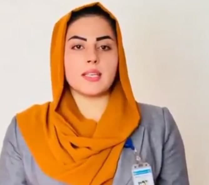 אפגניסטן מגישת טלוויזיה שבנאם דווראן נאסר עליה לבוא לעבודה בעקבות עליית ה טליבאן