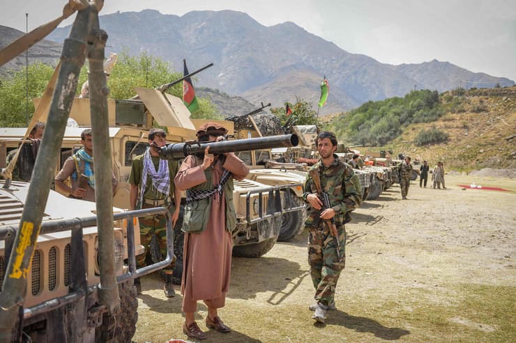 לוחמים חמושים שתומכים ב צבא אפגניסטן שקרס ב עמק פנג'שיר ב 19 באוגוסט