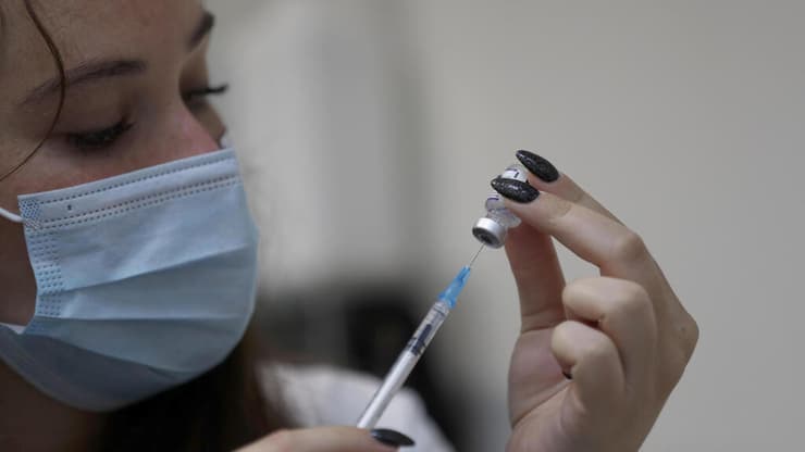 מתחסנים חיסונים חיסון שלישי מנה שלישית בוסטר מעל גיל 40 פייזר קורונה ירושלים 