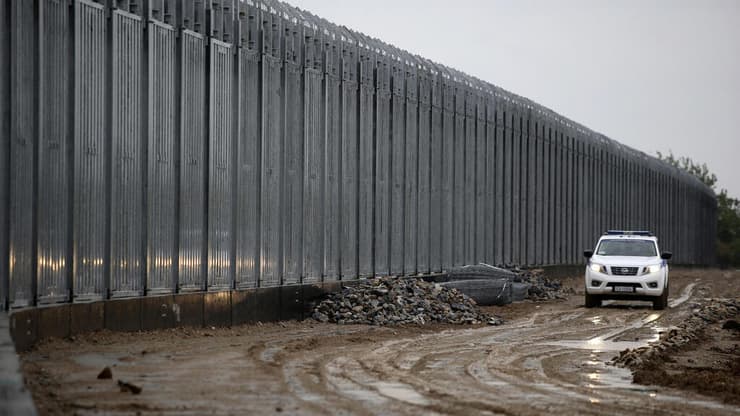חומה בין גבול יוון לטורקיה כדי שפליטים מאפגניסטן לא יוכלו לעבור