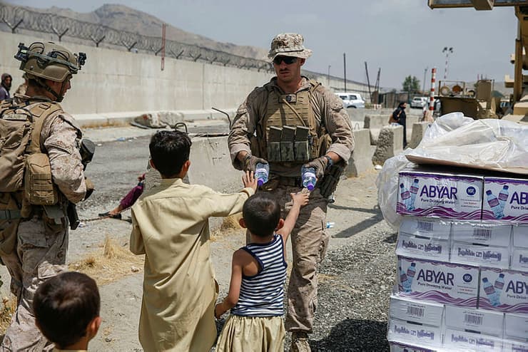 אפגניסטן טליבאן חיילים אמריקנים מחלקים מים ל ילדים אפגנים קאבול נמל תעופה