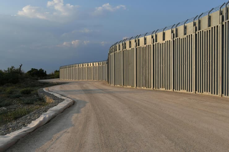 חומה בין גבול יוון לטורקיה כדי שפליטים מאפגניסטן לא יוכלו לעבור