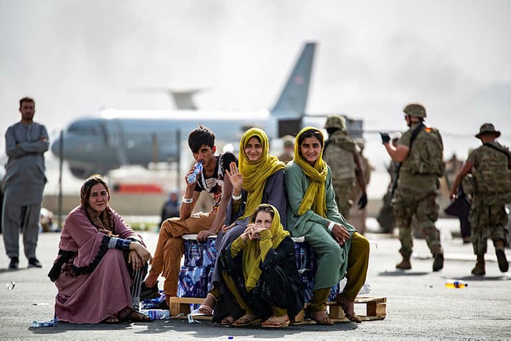 אפגניסטן טליבאן אפגנים ילדים מפונים נמל תעופה ב קאבול