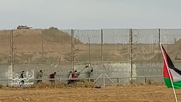פלסטינים מנסים לחטוף נשק צה"לי במהלך ההפגנה