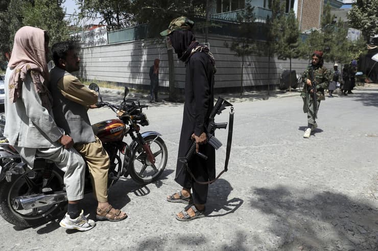 לוחמי טליבאן מחסום ב קאבול אפגניסטן